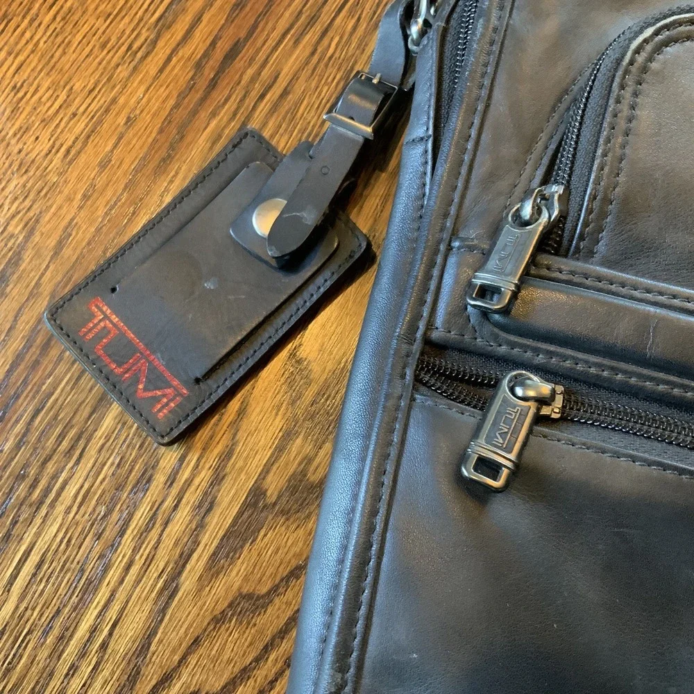 Tumi Black Genuine Leather Briefcase Messenger Bag‎ Laptop Computer Business